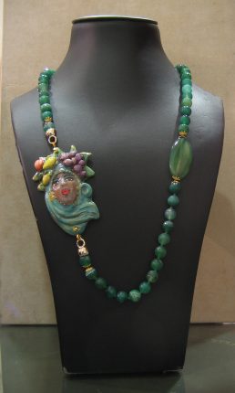 Collana in pietre di bigiotteria