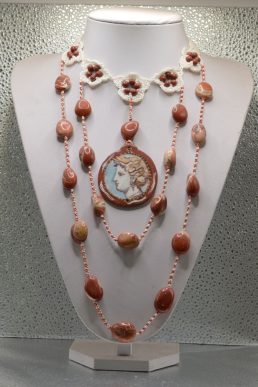 Collana ad uncinetto con Diaspro Rosso e Aretusa in ceramica