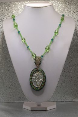 Collana con Medaglione Ovale Fichi d'India a sbalzo