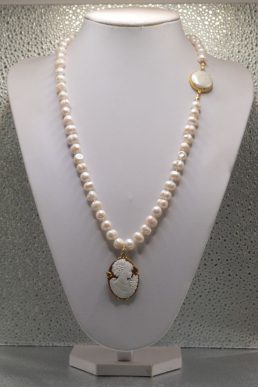 Collana con Perle Scaramazze e Cammeo