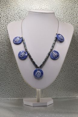 Collana in Ematita con le Cinque Maschere Greche in ceramica Blu