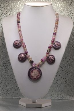 Collana in Fluorite con 4 Maschere ed Aretusa in ceramica Viola