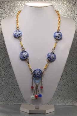 Collana in metallo dorato con Cinque Maschere Blu in ceramica