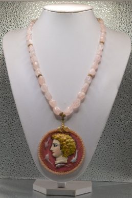 Collana in Quarzo Rosa con Grande Aretusa In ceramica Rosso
