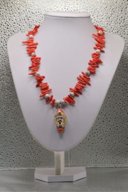 Collana in corallo con Pupo Siciliano in ceramica