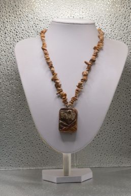 Collana con Pendente scolpito si Pietra Paesina raffigurante un cane