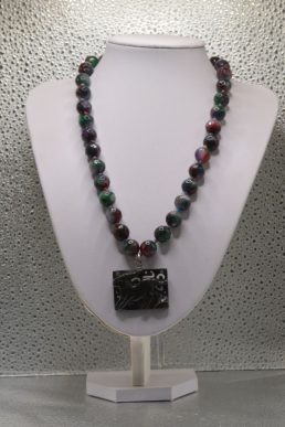 Collana con Pendente Rettangolare Scolpito Raffigurante una Gazzella