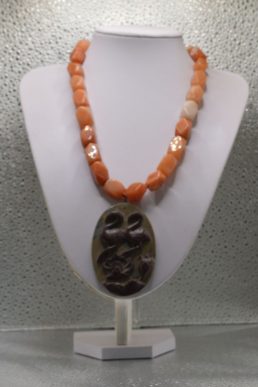 Collana in Corniola con medaglione ovale scolpito