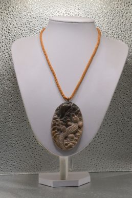Collana con medaglione ovale scolpite