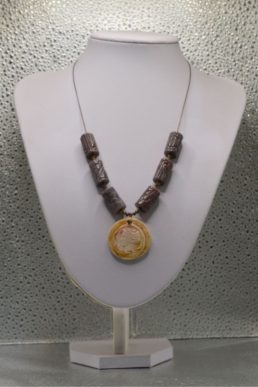 Collana con cilindri di pietra dura scolpita e Aretusa in ceramica