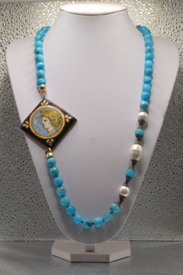 Collana in Angelite con medaglione a rombo Aretusa Sfondo Nero