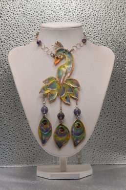 Collana in resina trasparente Pavone