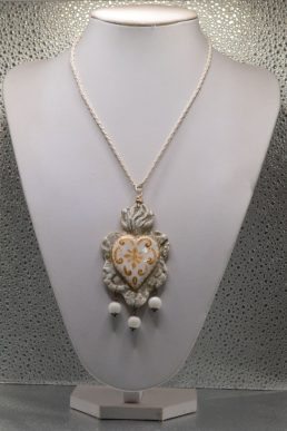 Collana girocollo con Sacro Cuore in ceramica