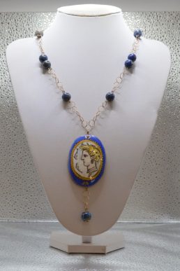 Collana in Argento bagno Oro e Lapislazzuli, con medaglione Aretusa Blu