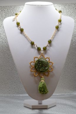 Collana in chiaccherino, con Occhi di Gatto Verde Scuro e Aretusa in Ceramica