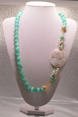Collana in Occhi di Gatto Verdi e Cammeo
