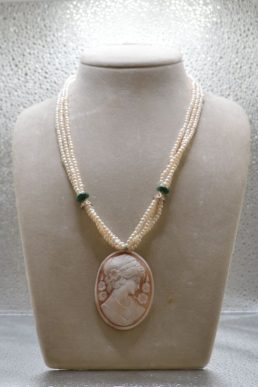 Collana di Perle Naturali e Grande Cammeo