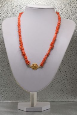 Collana in Corallo con Trinacria in Argento Sterling bagno Oro
