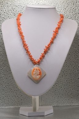 Collana in Corallo con Cammeo su Rombo di Madreperla