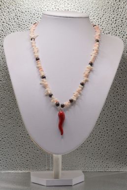 Collana in Corallo e Onice con cornetto in Argento Smaltato