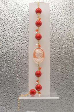 Bracciale in Pasta di Corallo con Cammeo