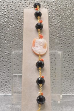 Bracciale con Cammeo in Onice e Coralli