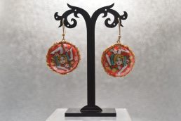 Orecchini Rotondi in ceramica con Trinacria Sfondo Rosso montati in Argento bagno Oro