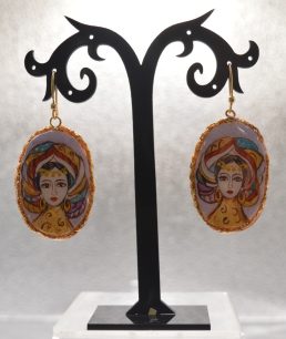 Orecchini Ovali con Donna Siciliana Stilizzata in ceramica Viola