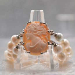 Bracciale in Perle Naturali con Cammeo montato in Argento