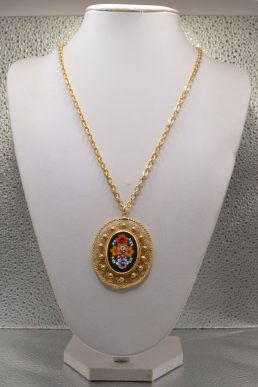 Collana con grande pendente ovale in Micromosaico