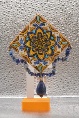 Spilla in ceramica a rombo con motivi di Caltagirone